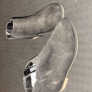 Girl’s Ankle Boots Cat and Jack girls size 1 black  faux suede